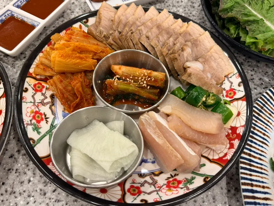 푸짐하게 담긴 삼합보쌈 한 접시