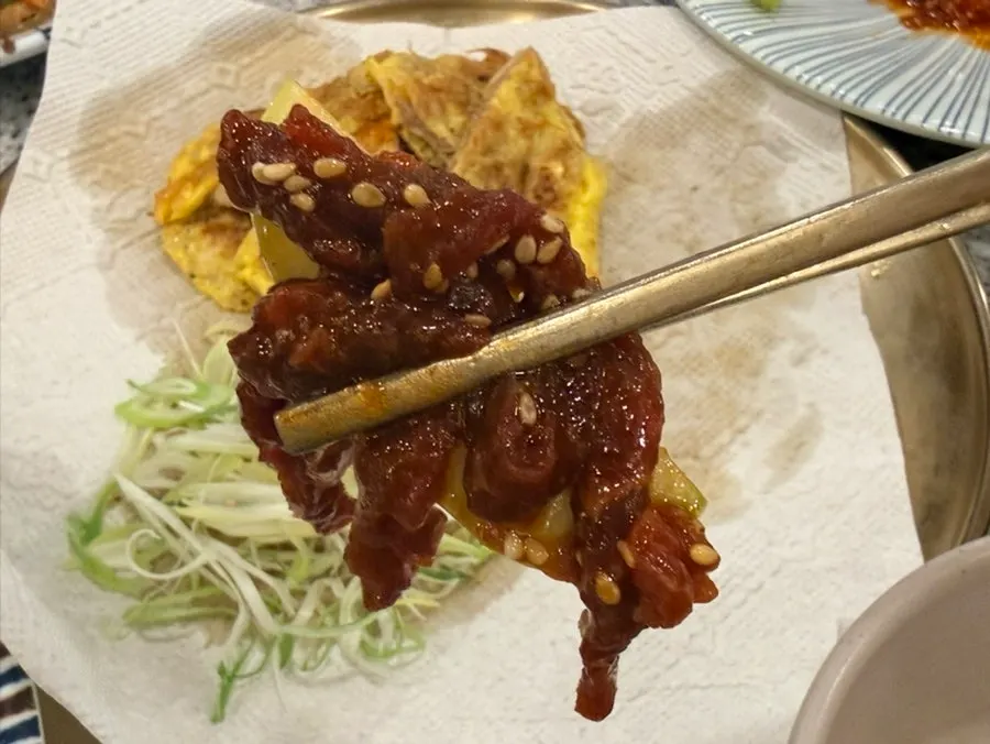 접시에 담긴 잡채 클로즈업