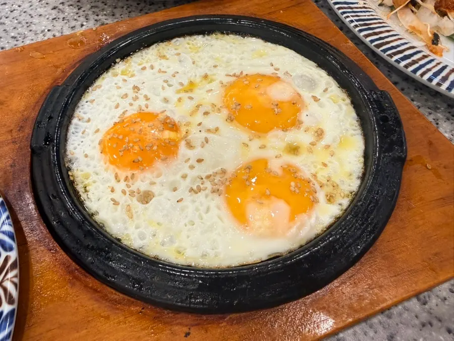콩가루와 깻잎을 올린 막회무침