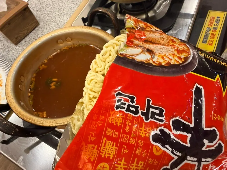 김가루와 치즈를 올린 쭈꾸미 치즈 볶음밥