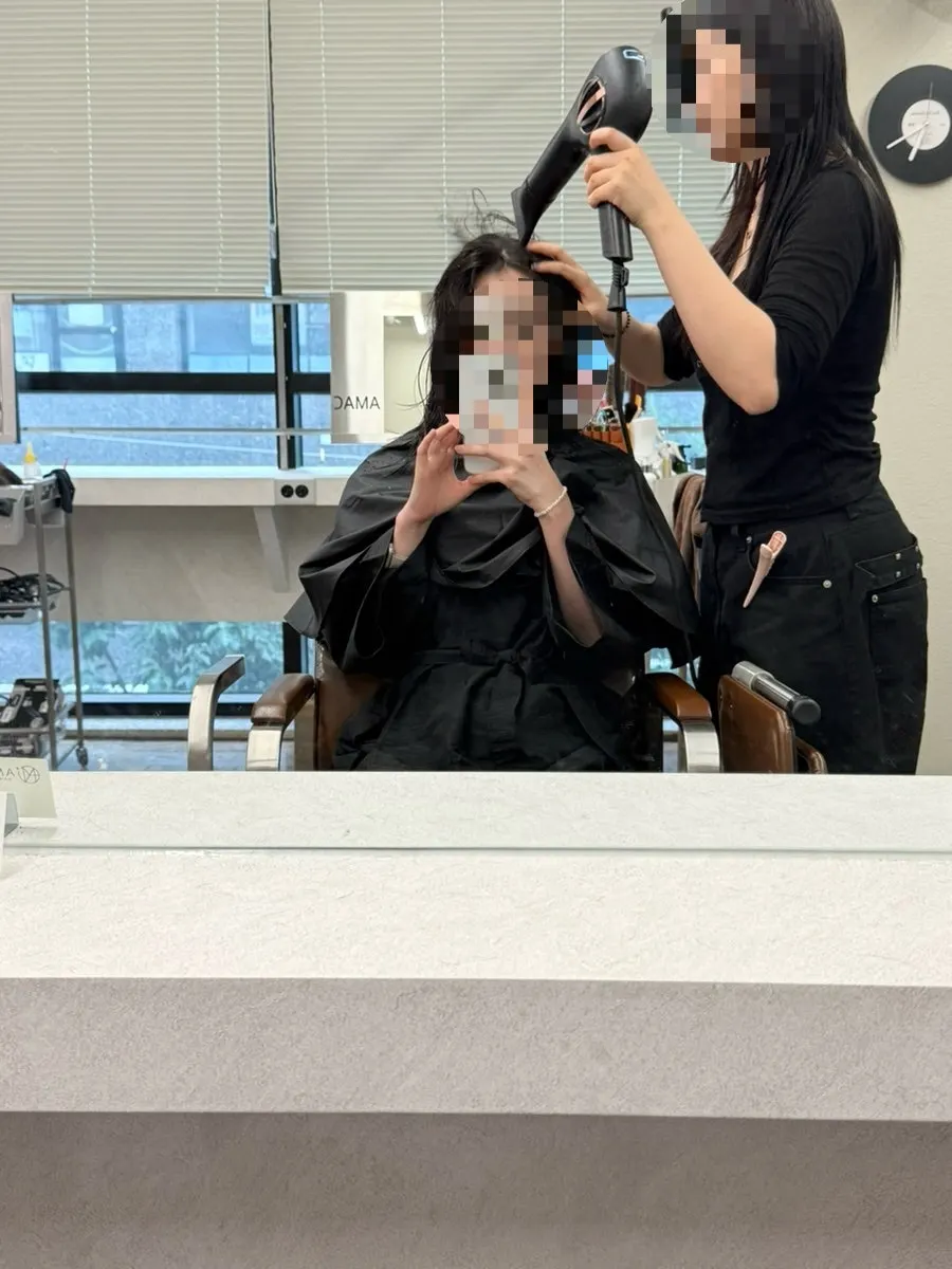 샴푸 후 머리를 말리는 모습