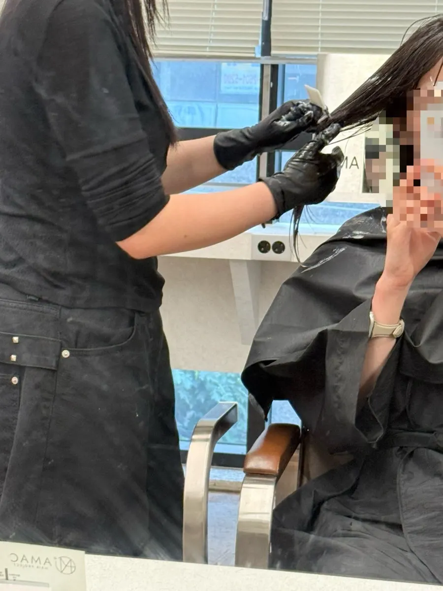 페이스 쉴드를 붙이고 1차 약을 바른 모발