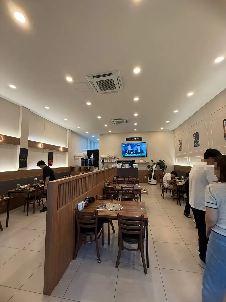 ภายในร้าน Mayway ที่กว้างขวางและสะอาด