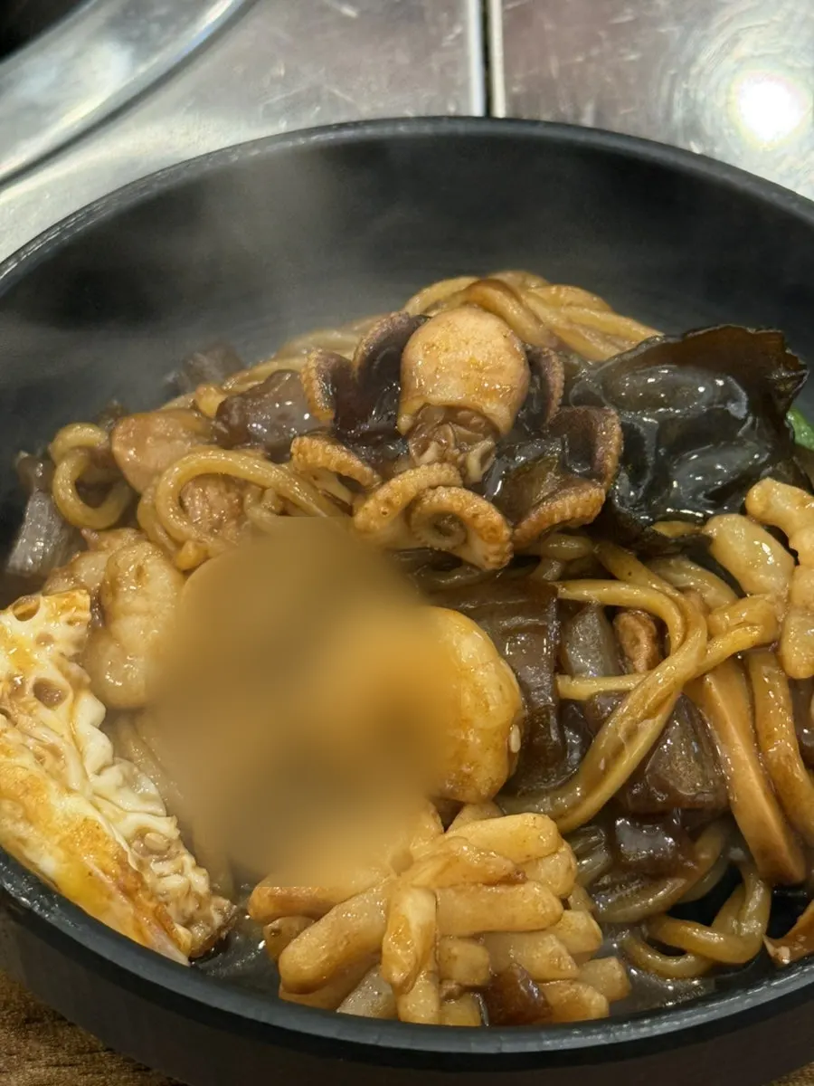 ดลจัมปงที่มีปลาหมึก กุ้ง และหมึกหอม