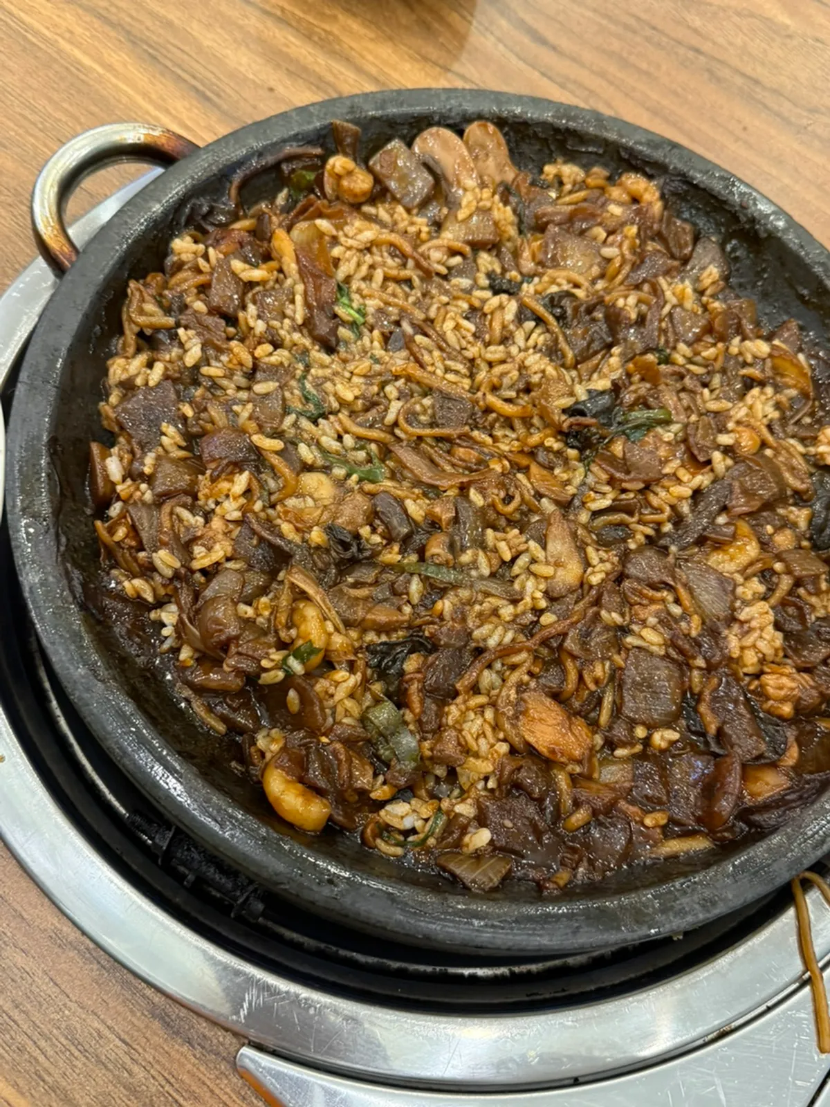 ข้าวผัดดลจัมปงที่คลุกบนกระทะหิน