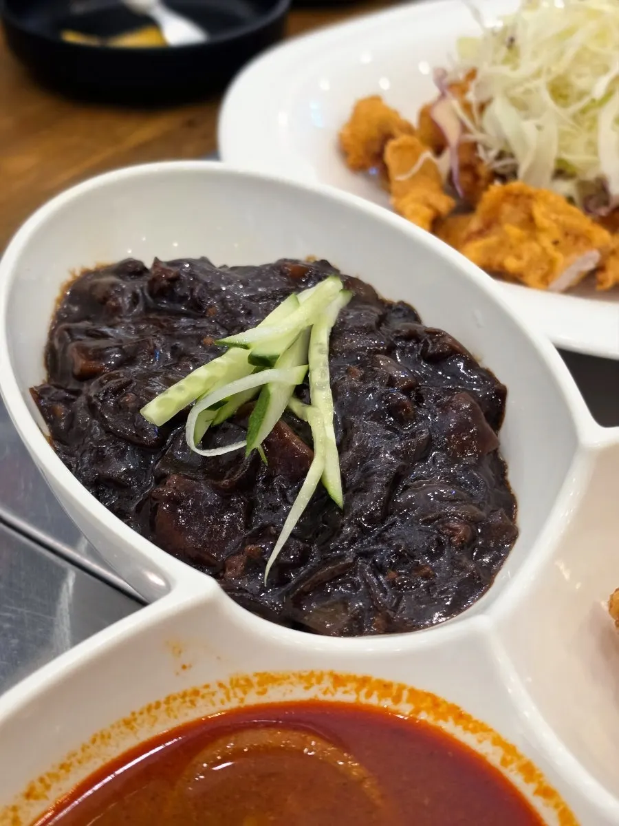 Jjajang and jjamppong included in the solo set meal