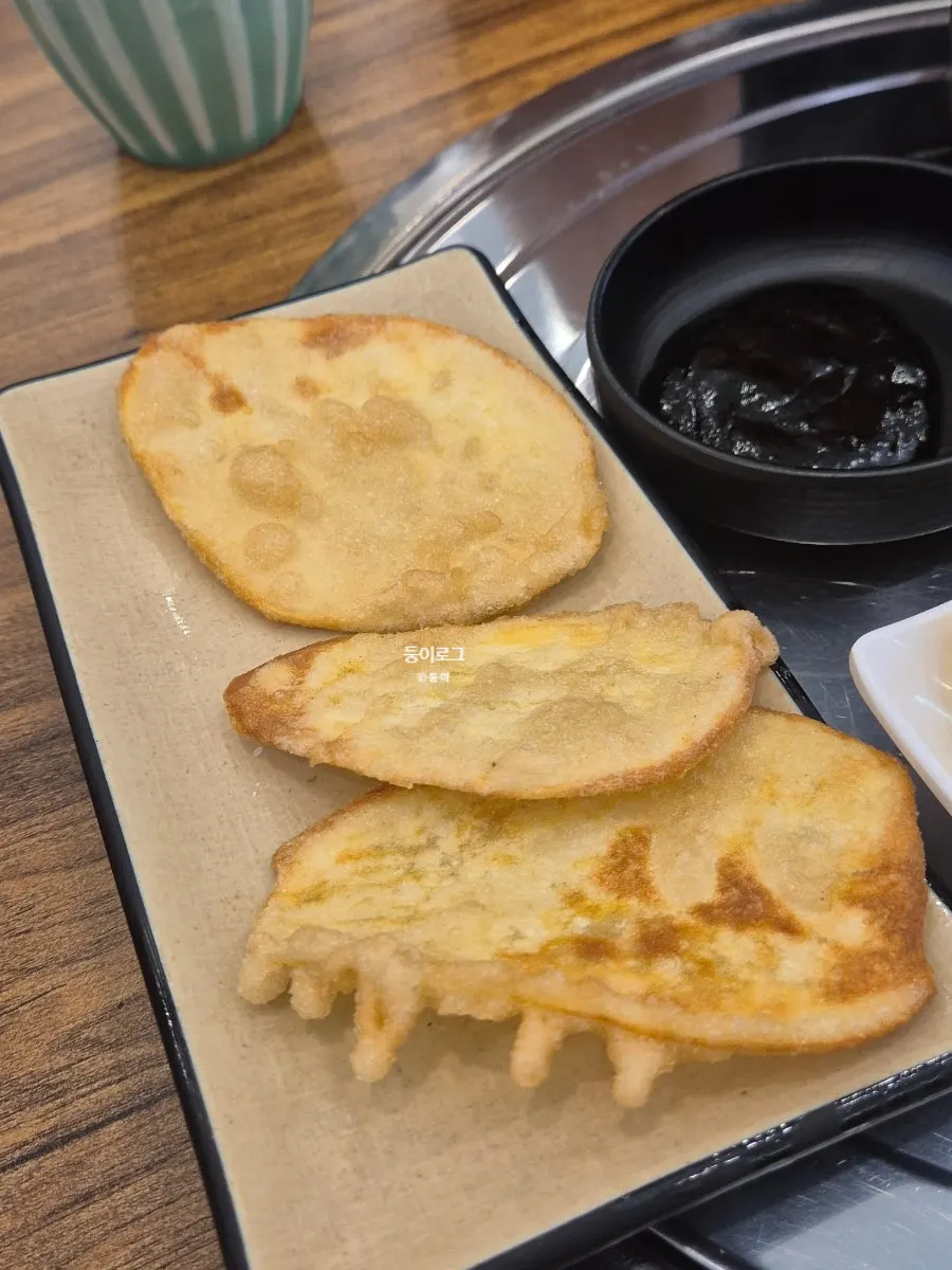Crispy fried snack served before the meal