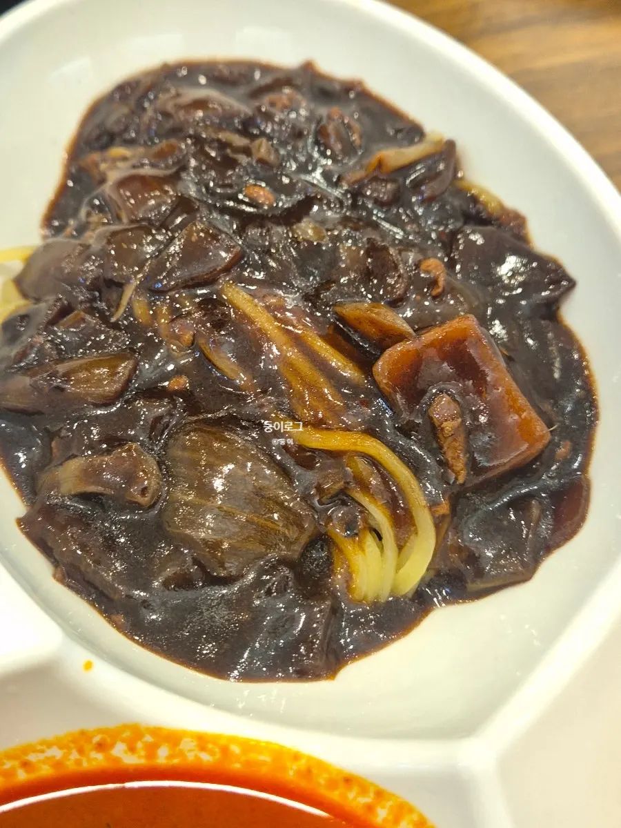 Generous portions of jjamppong and jjajangmyeon in the set meal