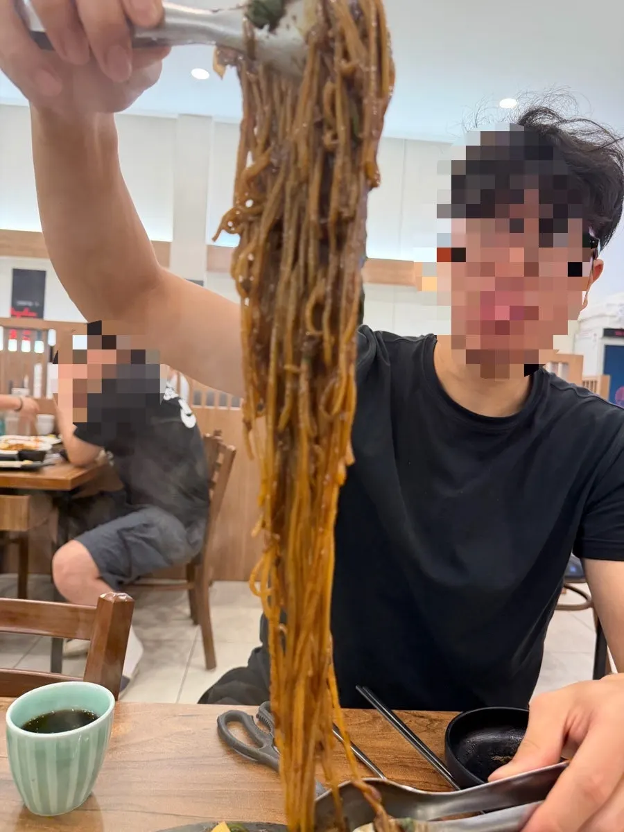 길게 들어 올린 돌짜장 면발