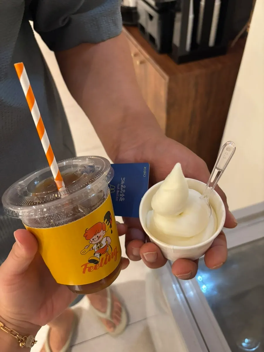 소프트아이스크림과 커피 후식