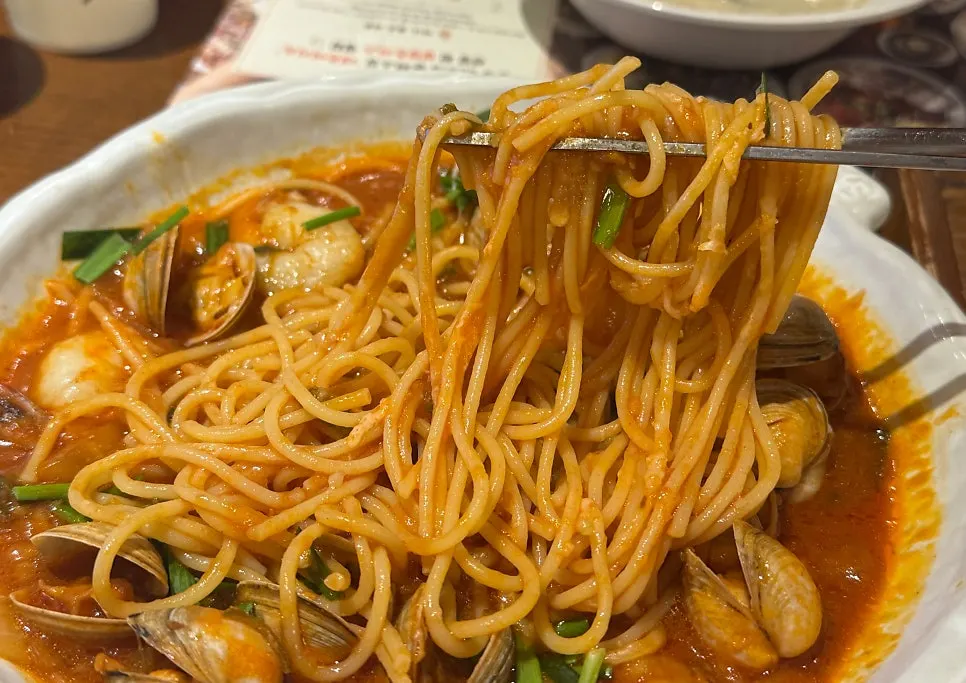A plate of dongjuk clam tomato pasta