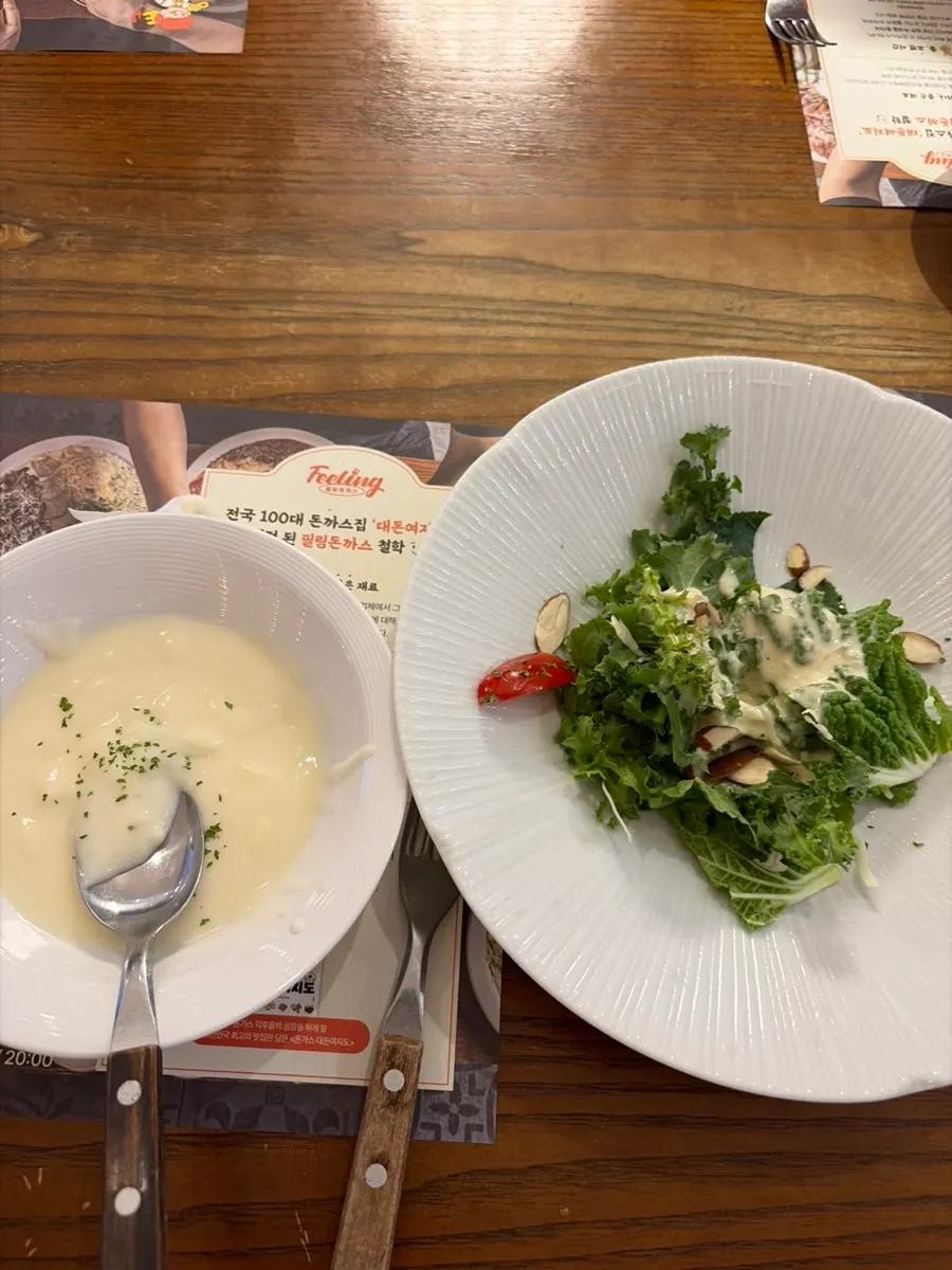 주문한 세 가지 메뉴가 차려진 테이블