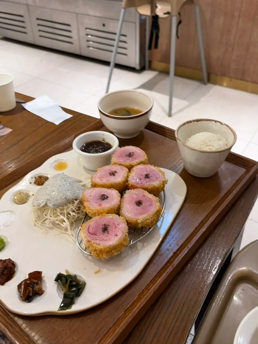 치즈가 얹힌 머쉬룸 크림 리가토니 파스타