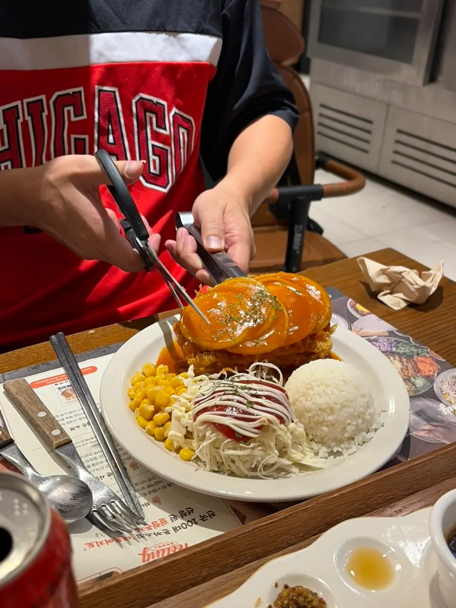 두툼한 하프 수제돈까스 접시