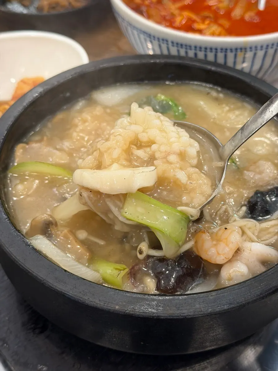 소스를 붓는 1인 해물누룽지탕