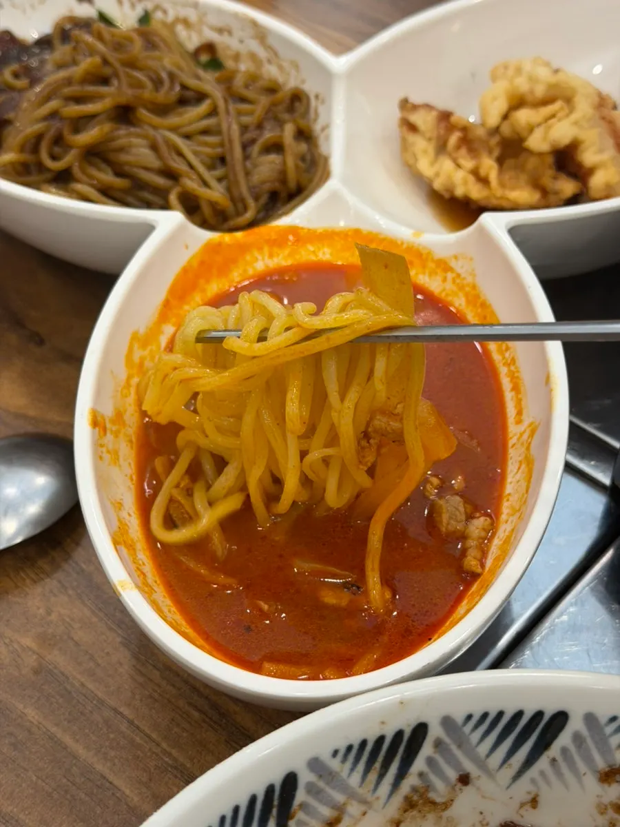 국물 간이 밴 짬뽕 면