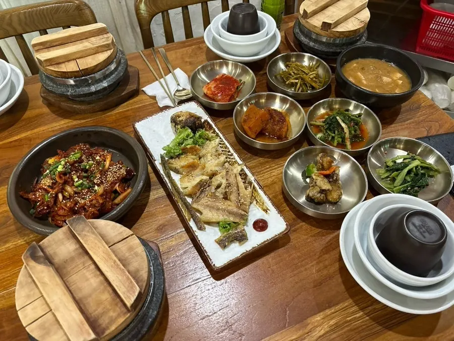 보리굴비와 기본반찬이 깔린 상차림