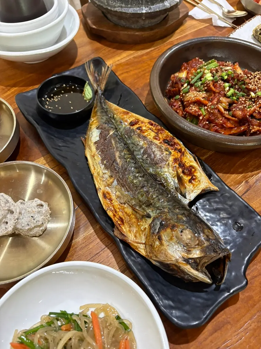 껍질이 바삭하게 구워진 고등어구이