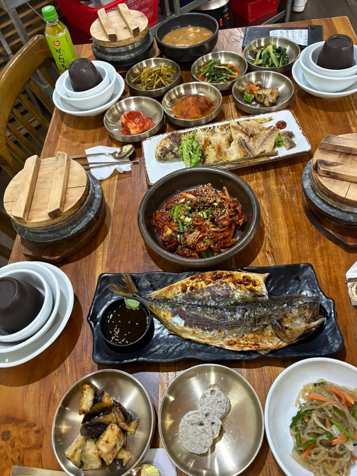 테이블 가득 차려진 봄설 한정식 한 상