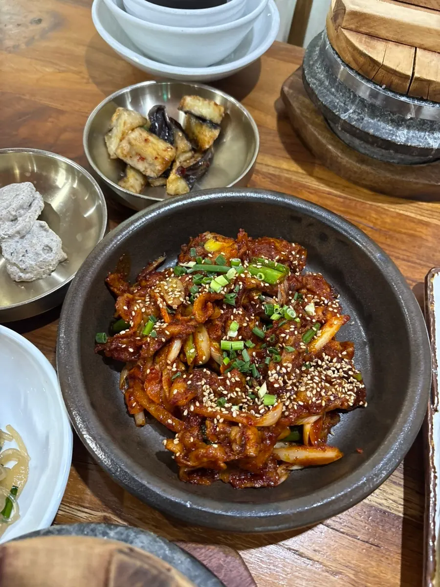 나물과 들기름으로 비빈 보리밥 비빔밥