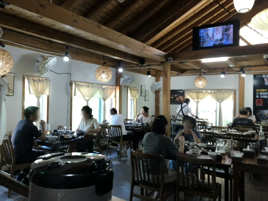 평일 13시 손님이 어느 정도 찬 봄설 홀