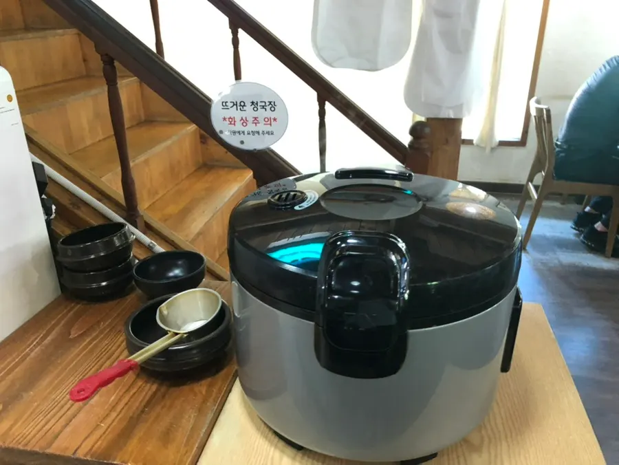 보리밥과 반찬이 놓인 봄설 셀프바