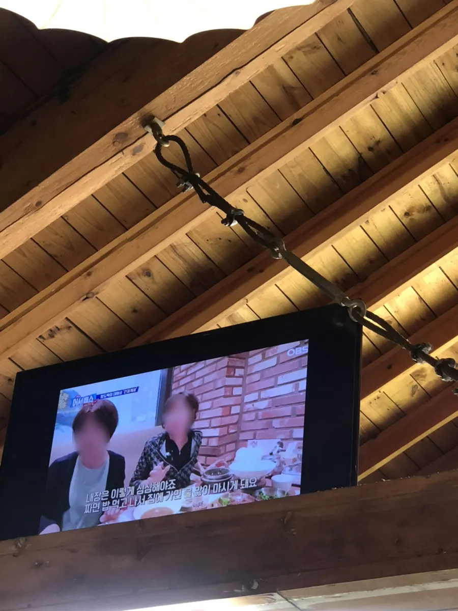 방송 출연 영상을 틀어둔 봄설 매장 TV