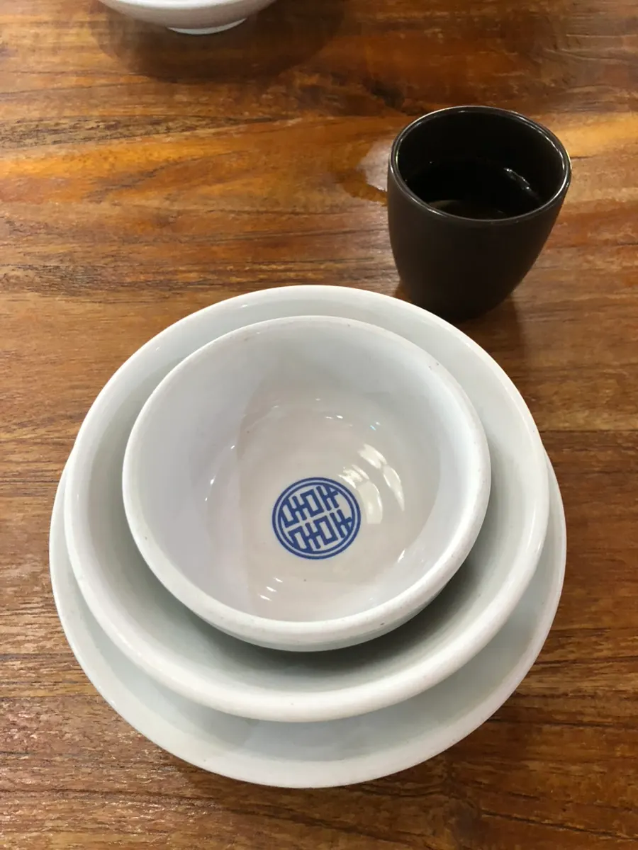 1인당 세 개씩 놓인 봄설 빈 그릇 세팅