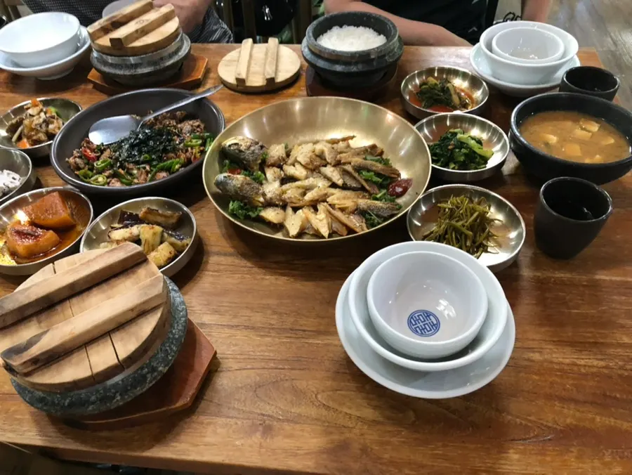 8첩반상으로 가득 차린 봄설 한정식 한상