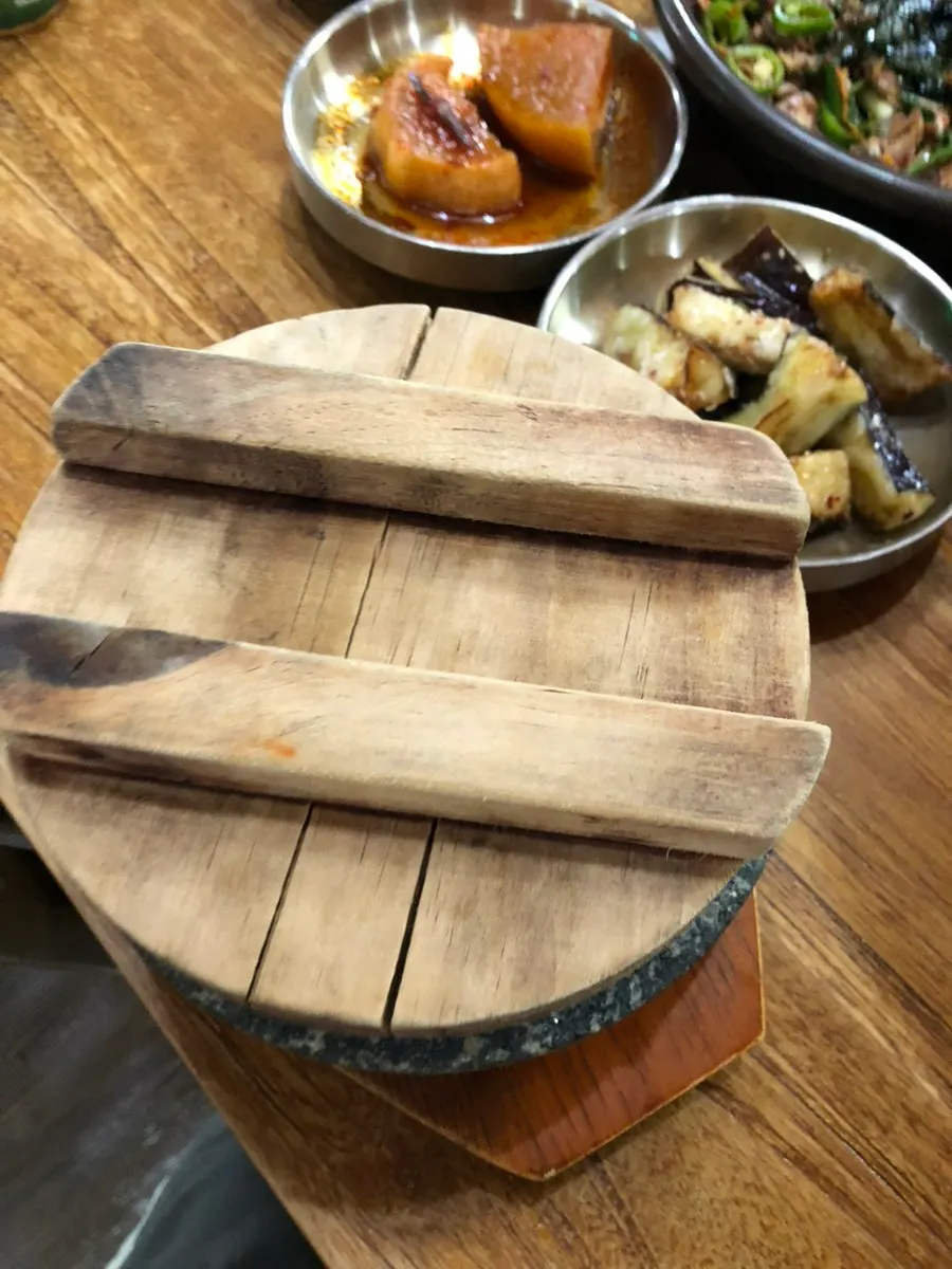 봄설 한정식 반찬 접시 근접 모습