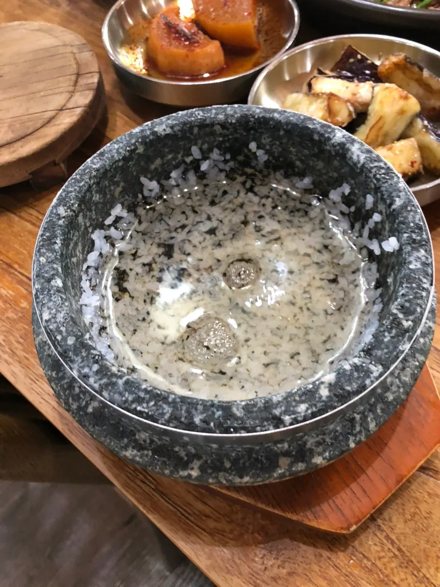 개인별로 나온 봄설 돌솥밥
