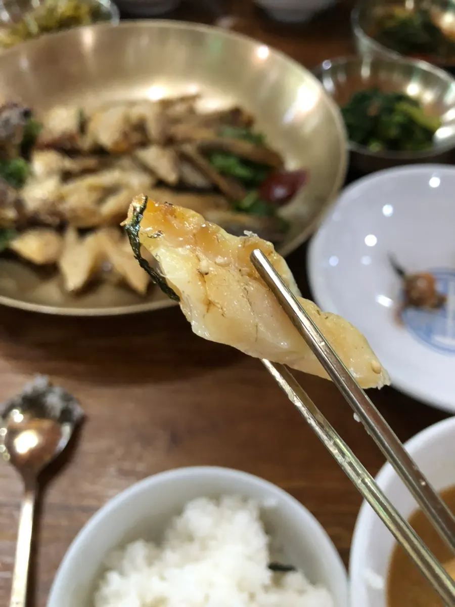 밥 위에 올린 보리굴비 살 한 점