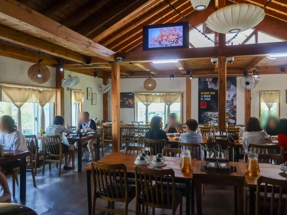 Interior of Bomseol hanjeongsik with hanok atmosphere