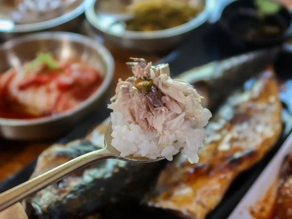 Grilled mackerel set with thick, meaty fish