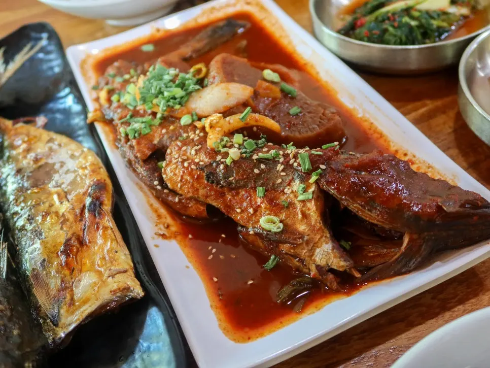 Grilled mackerel eaten together with stone-pot rice