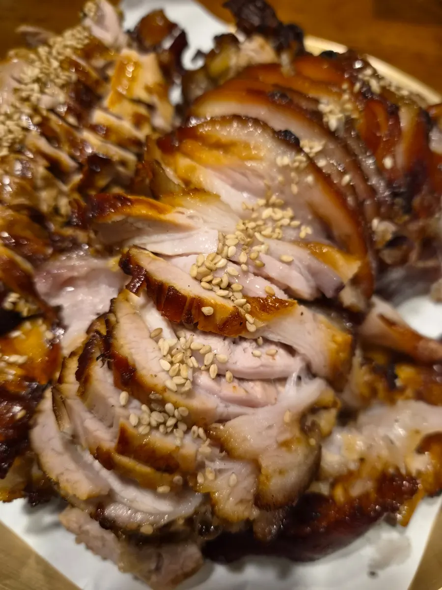 A glossy plate of charcoal-grilled jokbal