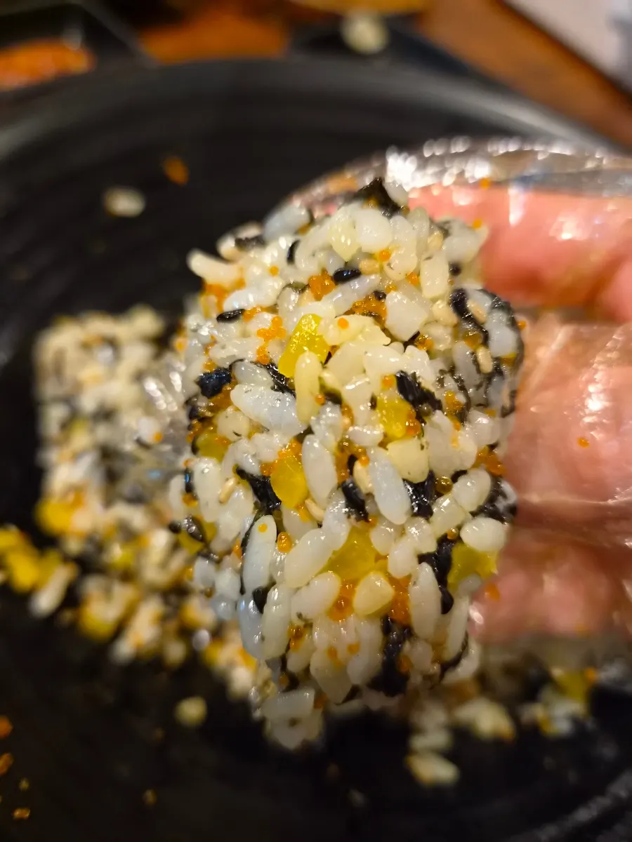 Flying fish roe rice ball coated generously in seaweed flakes