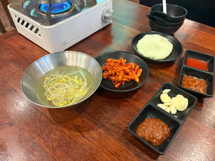 기본찬으로 나온 쌈채소와 샐러드