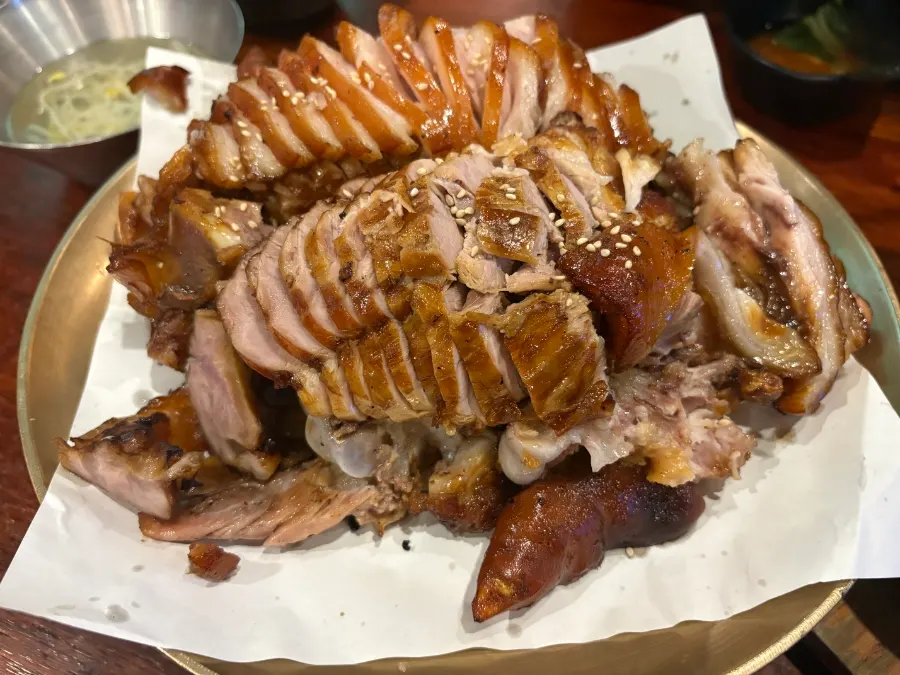 참숯구이족발 한 상 차림