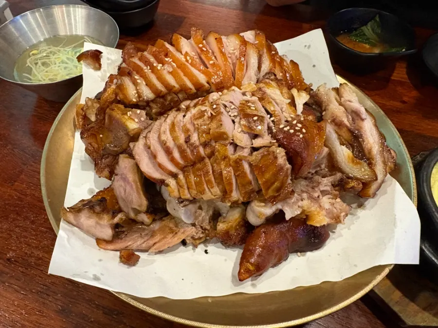 쌈에 올린 참숯구이족발 살코기