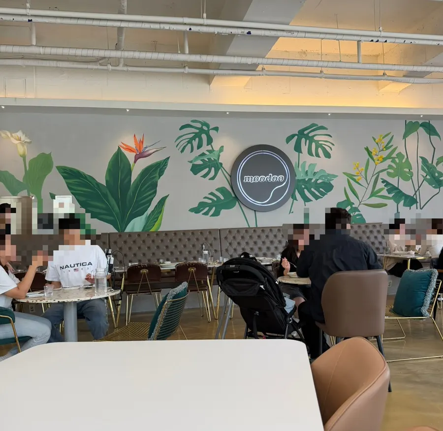Bright, fresh overview of MooDoo Cheomdan's dining hall