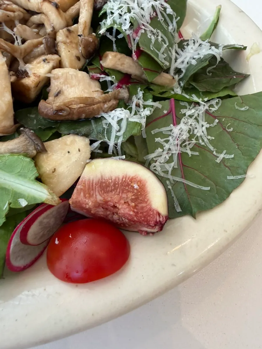 Close-up of the salad with figs and grated cheese