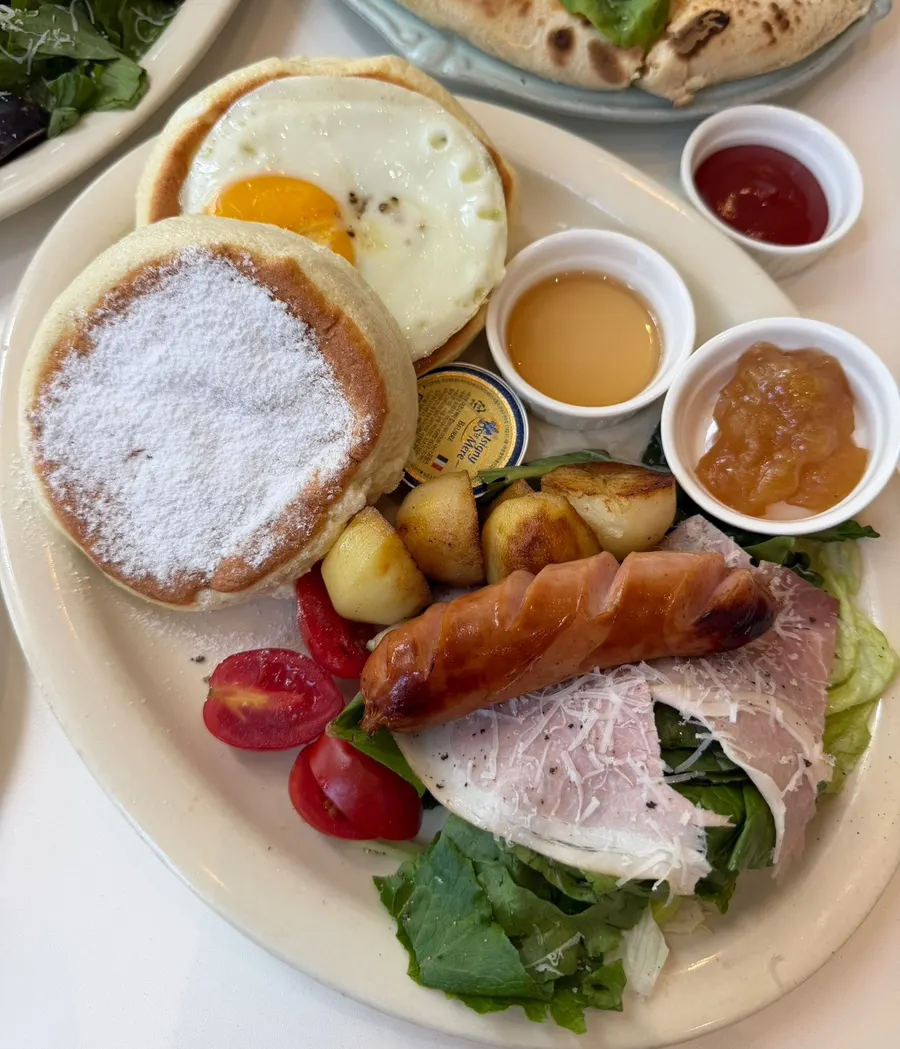 The cloud-like brunch soufflé pancake plate