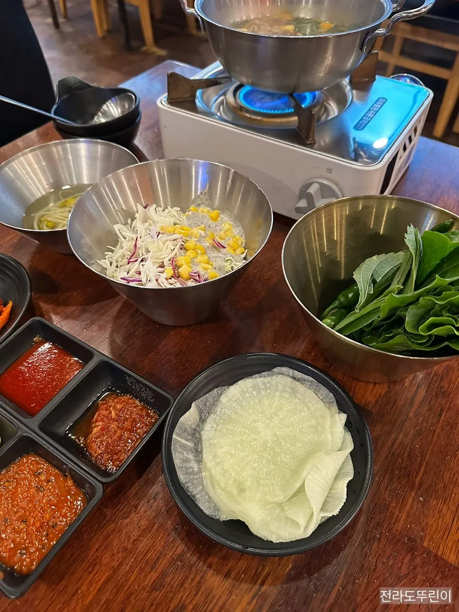 된장찌개와 콩나물국 등 기본 상차림
