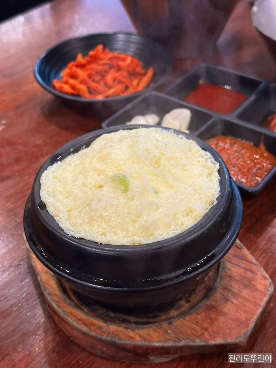보쌈과 함께 차려진 밑반찬 상