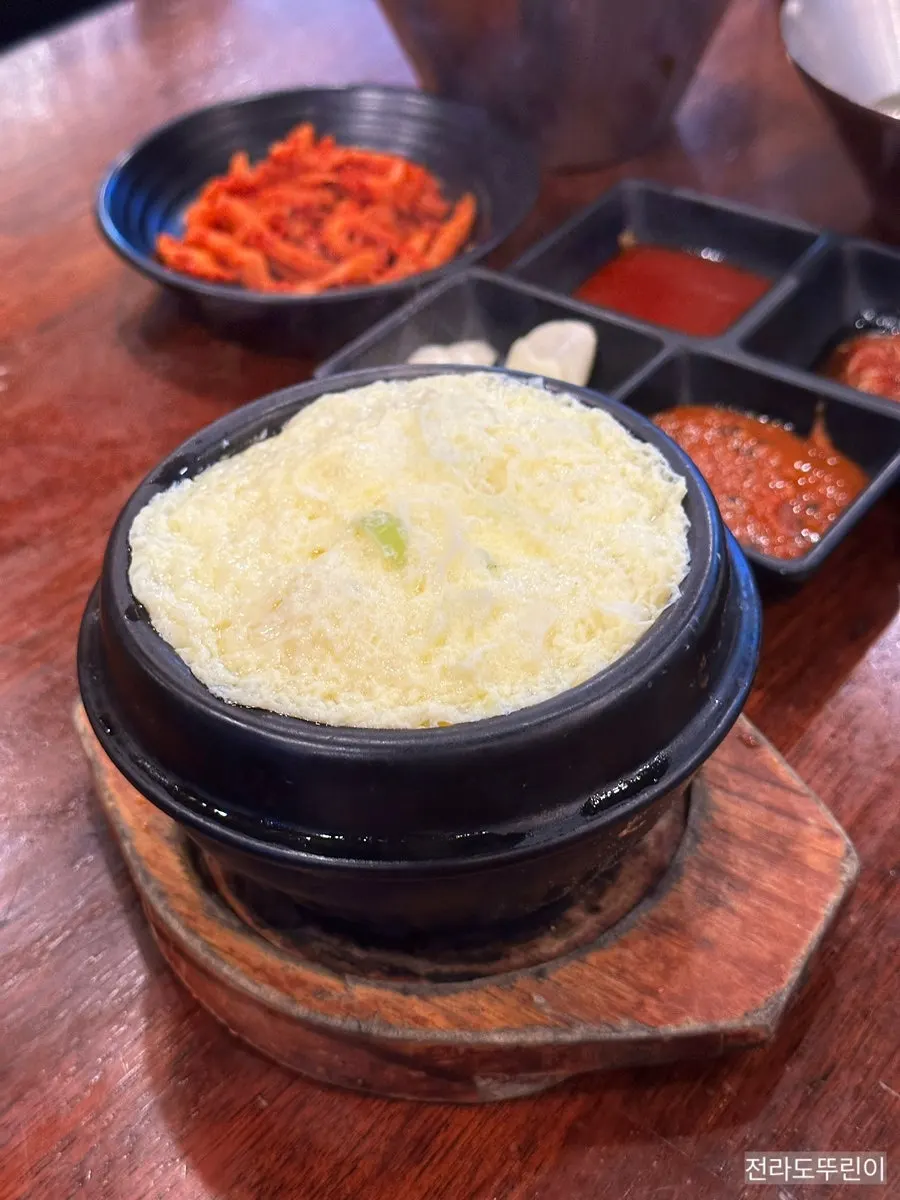 샐러드와 새우젓, 마늘 접시