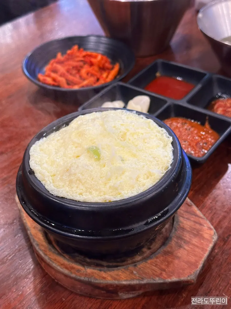 테이블에 세팅된 밑반찬 전체