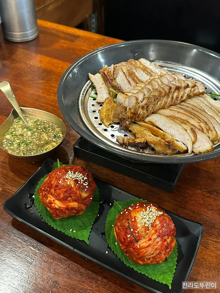 계란찜과 밑반찬이 놓인 식탁