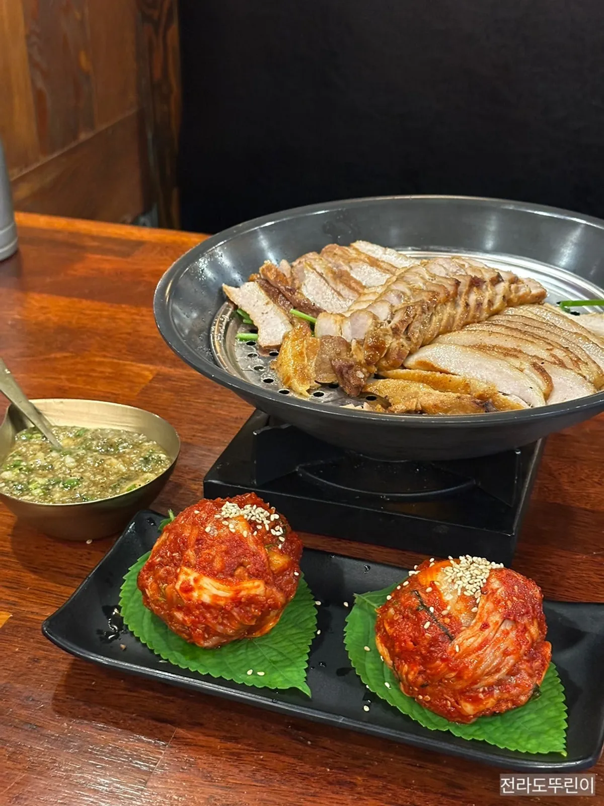고흥 생마늘소스를 올린 보쌈 한 점