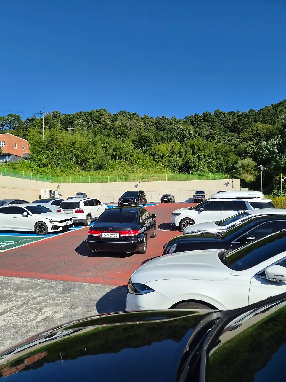 더큰장어本店の広い専用駐車場